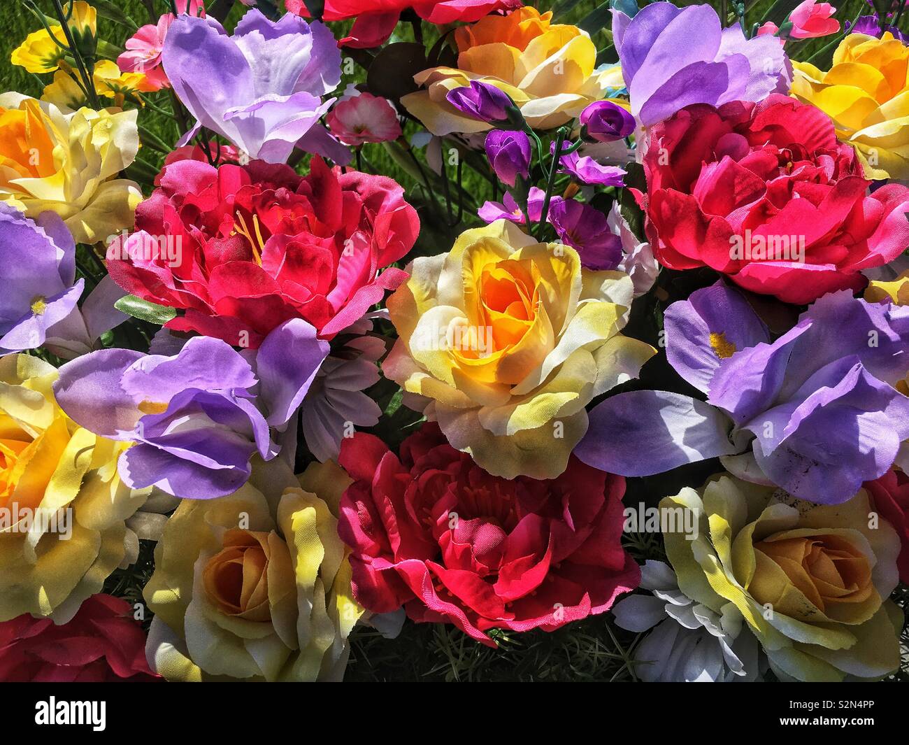 Full frame foto di un mazzetto di plastica fiori colorati. - Immagine stock catturata con smartphone