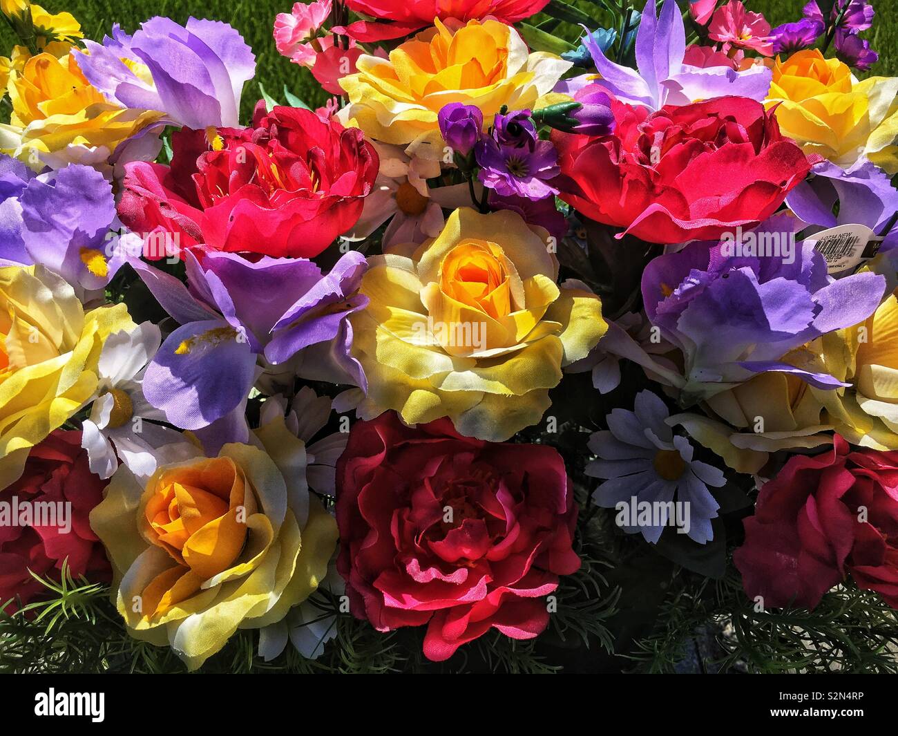 Telaio completo bouquet di plastica colorati fiori in piena fioritura. - Immagine stock catturata con smartphone