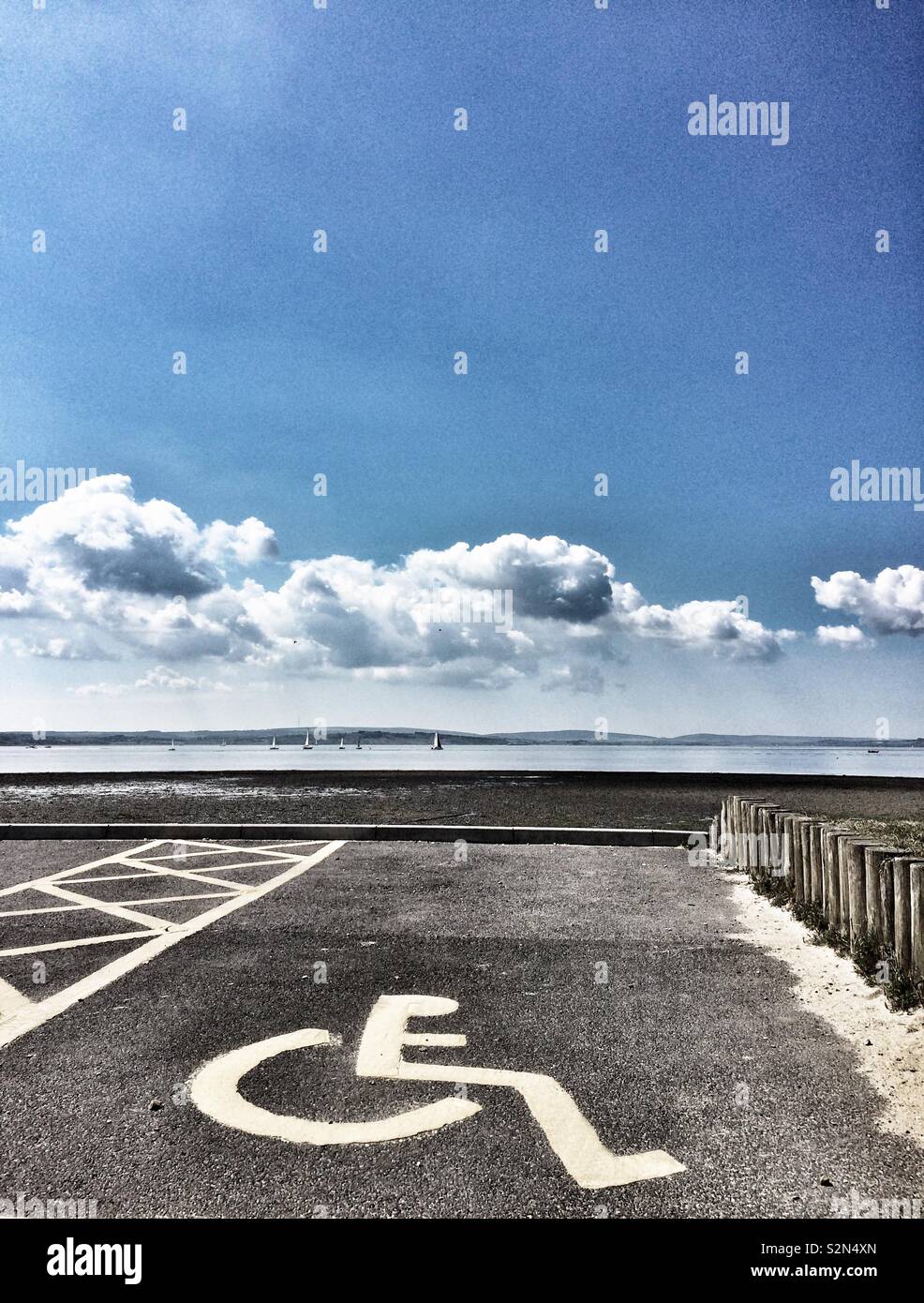 Disattivare il parcheggio e il simbolo giallo in Lepe spiaggia parco riserva,sud UK,Hampshire,Southampton. Parte della nuova foresta Foto Stock