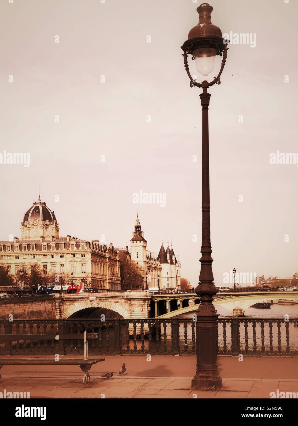 Timeless Visualizza di Parigi - Immagine stock catturata con smartphone