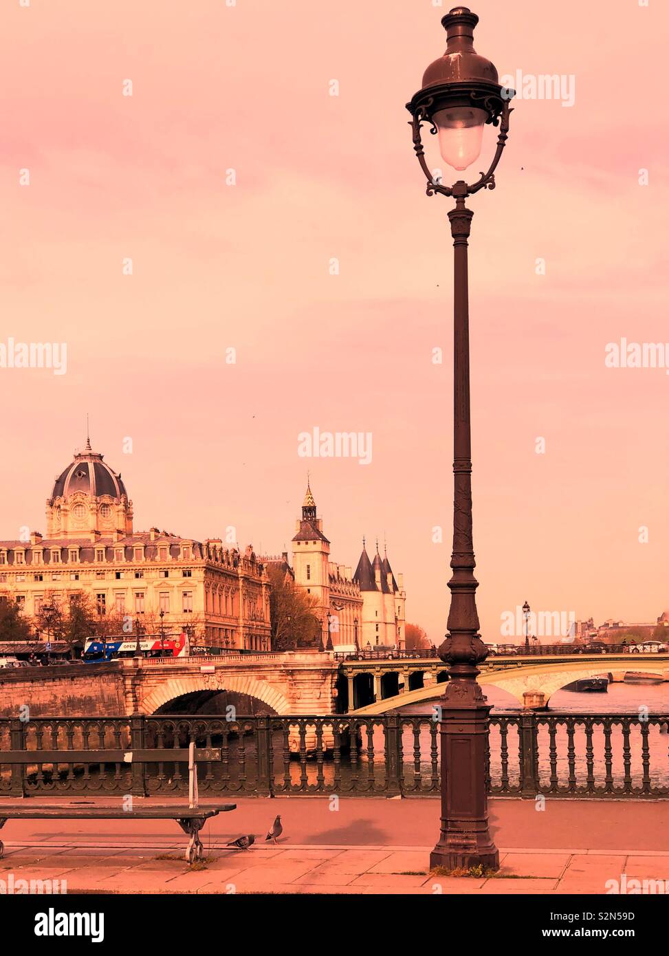 Timeless Visualizza di Parigi - Immagine stock catturata con smartphone
