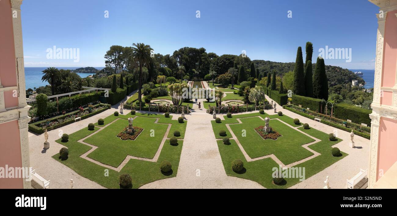 Elevata panorama dei giardini formali della Villa Ephrussi de Rothschild in Cap Ferat Francia con fontane parterres fioriti e piante subtropicali. Foto Stock