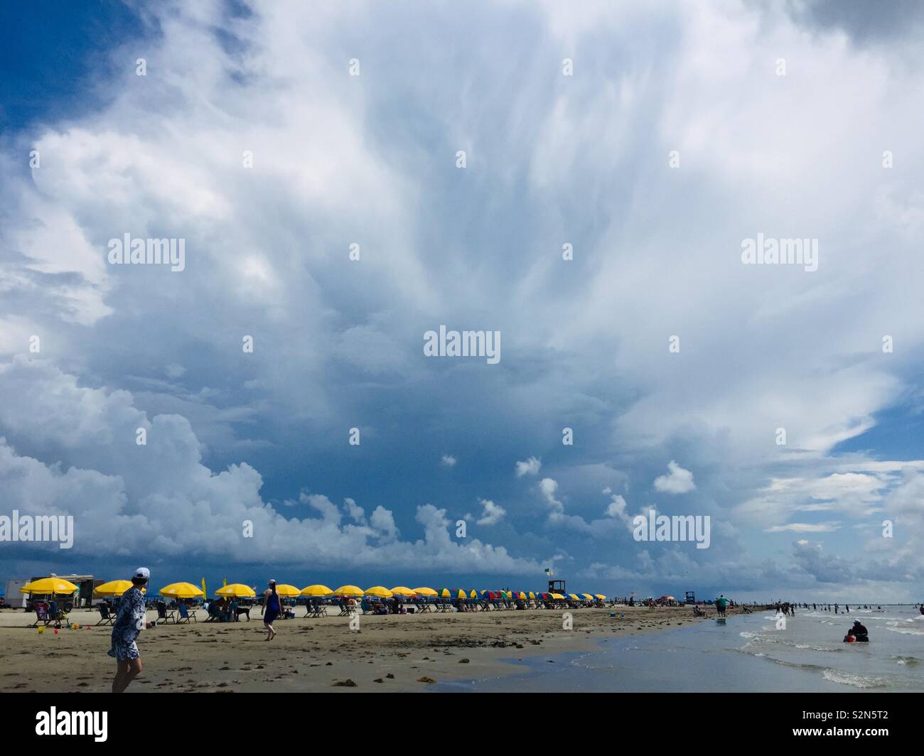 Apfelt Park Beach, east end di Galveston, con colorati noleggio sedie a sdraio e ombrelloni, contro un bel cielo azzurro. 2018 Galveston TX Foto Stock