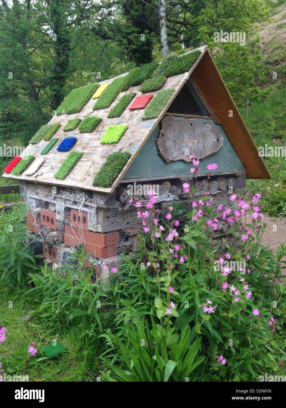 'Bugingham Palace' bug house a Parc Taf Bargod, a Trelewis, Galles del Sud - Immagine stock catturata con smartphone