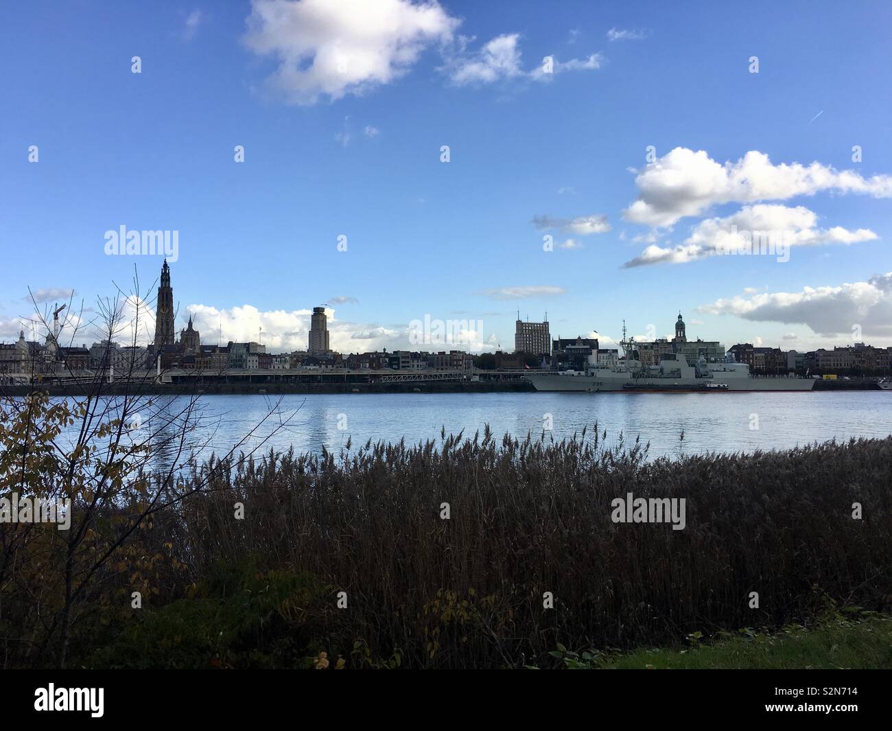 Lo skyline di Anversa con navy frigate Foto Stock