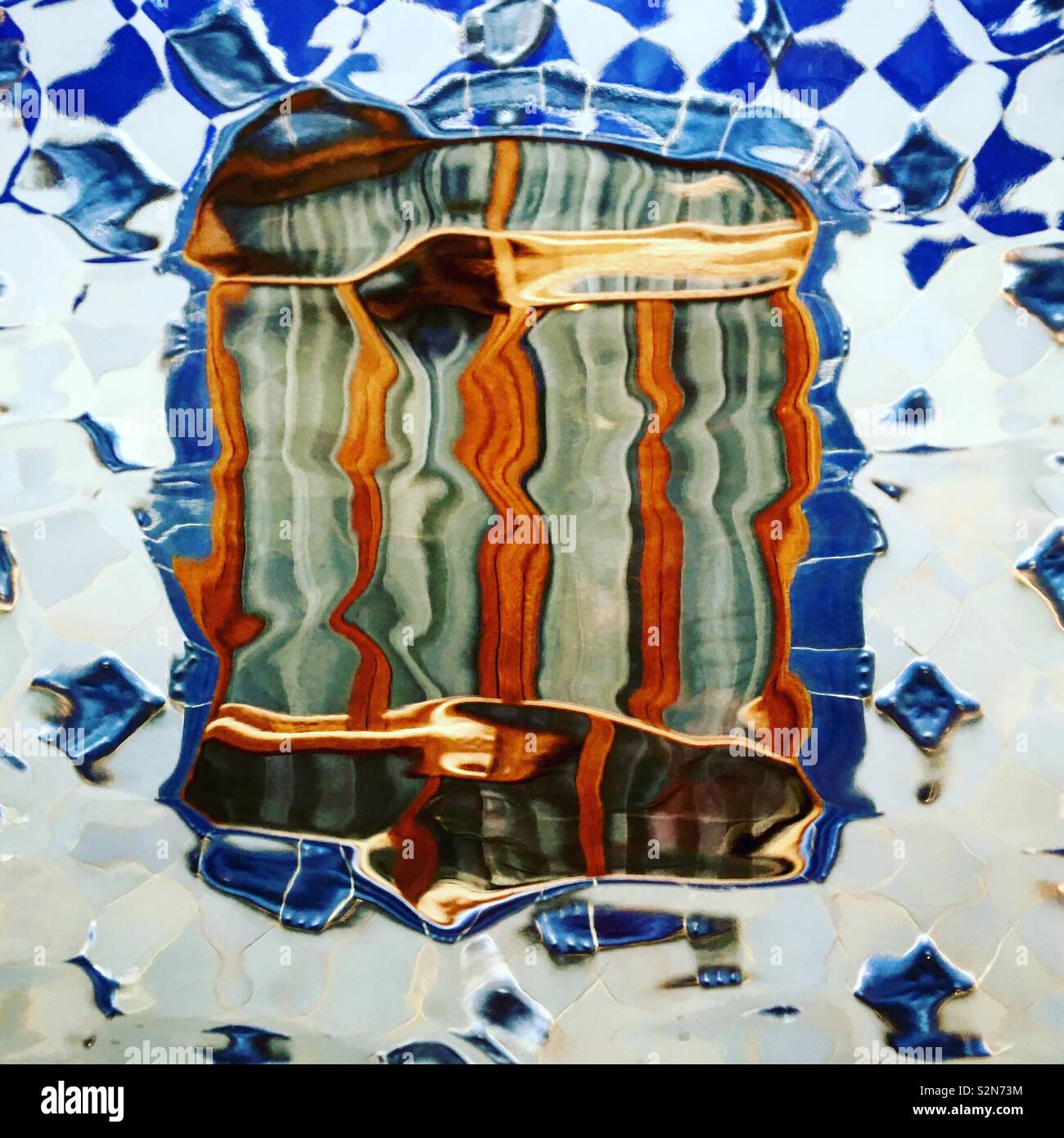 Immagine distorta di Antoni Gaudi Casa Battlo a Barcellona Spagna Foto Stock