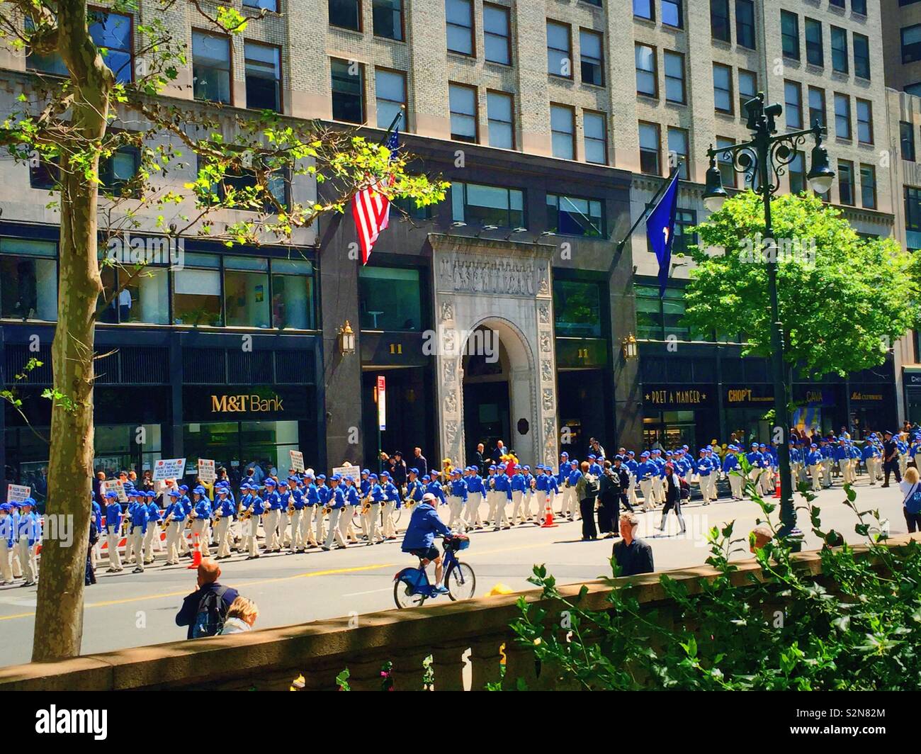 Marching Band in una sfilata sponsorizzato da Falun Dafa , New York City, Stati Uniti d'America Foto Stock