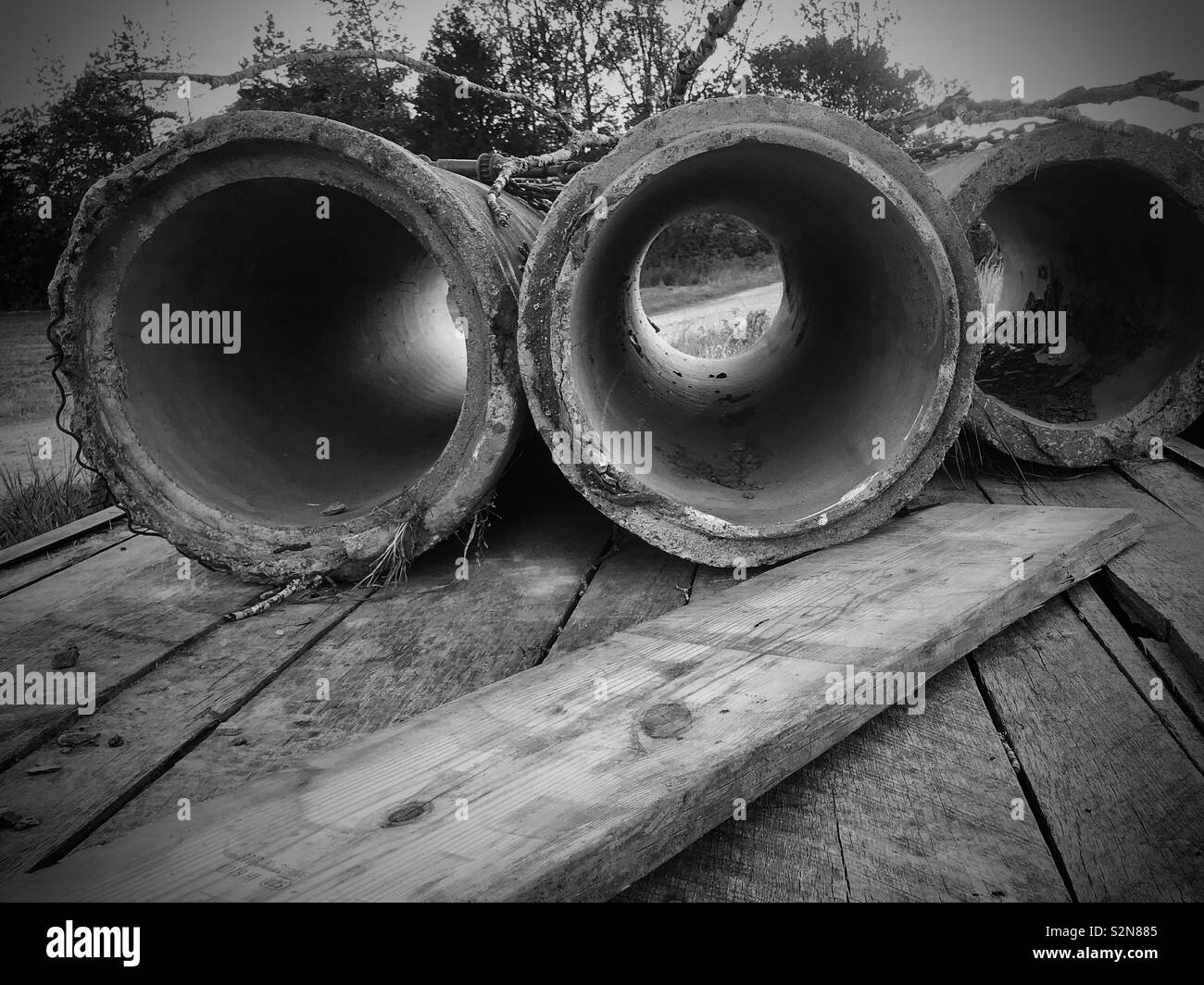 Foto in bianco e nero di tubazioni in calcestruzzo su un rimorchio Foto Stock