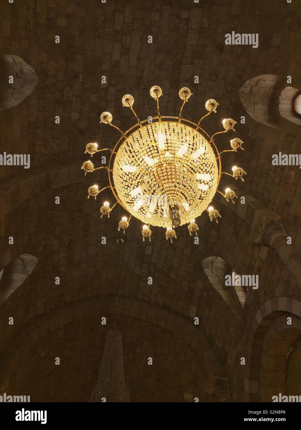 Lampadario in moschea - Immagine stock catturata con smartphone