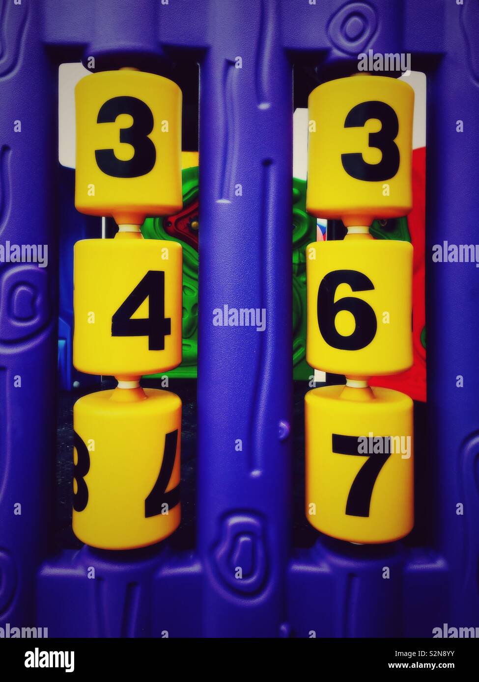 Dettaglio di un parco giochi con giocattoli di numeri, numeri gioco Foto Stock