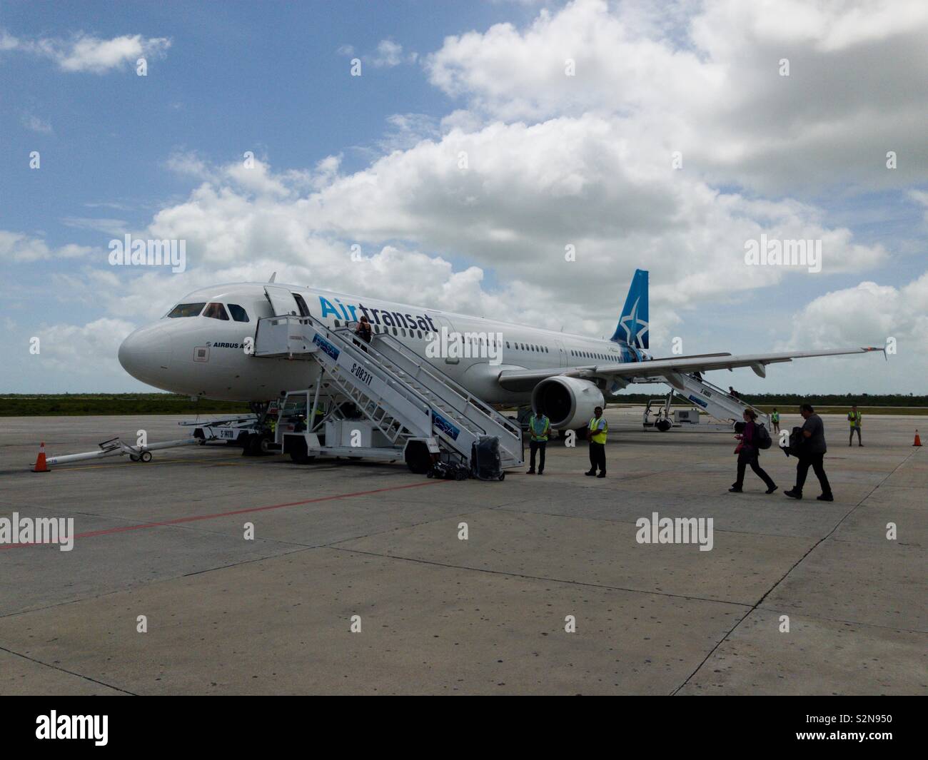 Imbarco passeggeri Air Transat destinazione del volo di QC Montreal Canada a Jardines del Rey aeroporto a Cayo Coco Cuba il 4 maggio 2019 Foto Stock