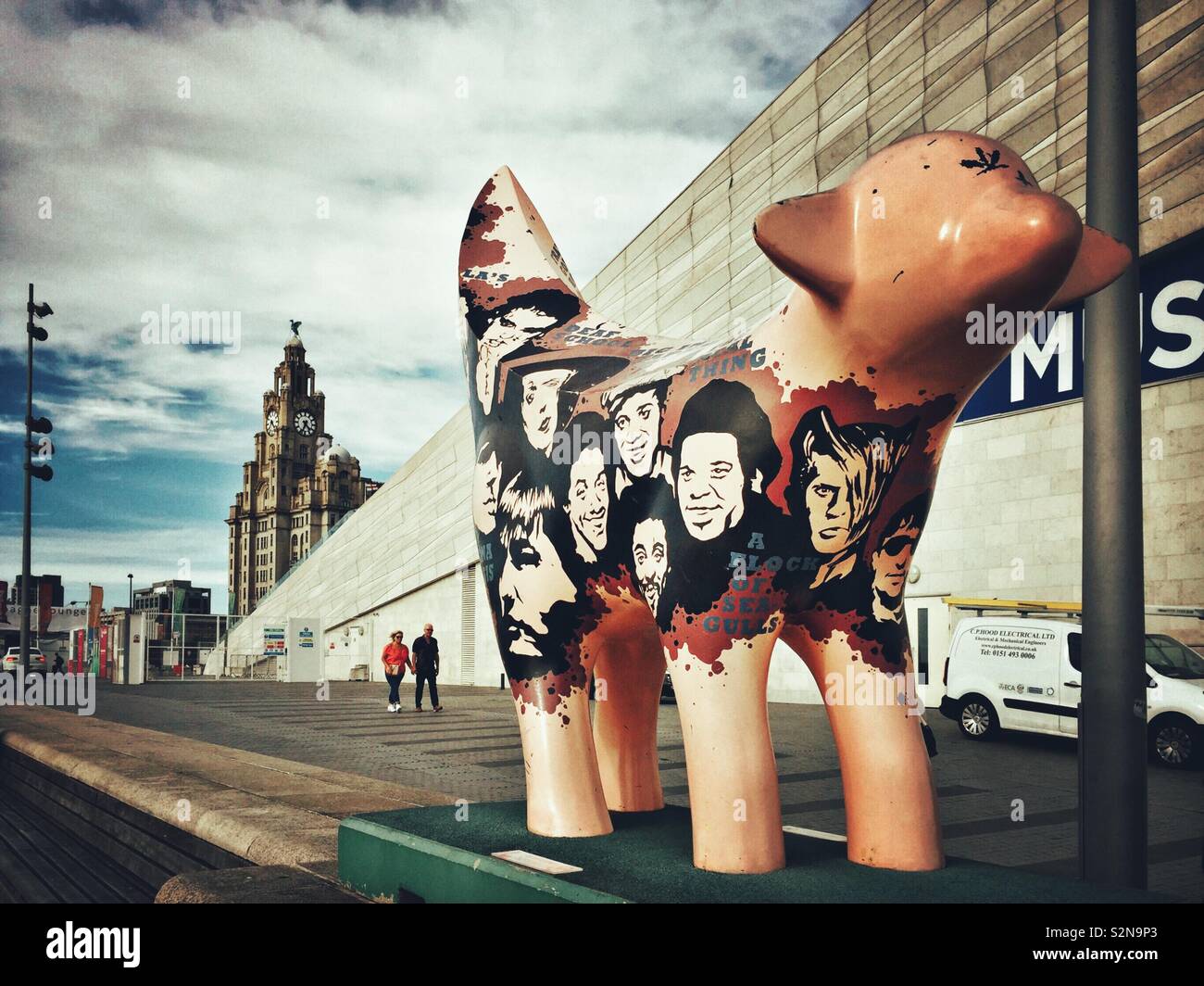 Scultura Superlambanana al di fuori del Museo di Liverpool, UK. Royal Liver Building in background. - Immagine stock catturata con smartphone
