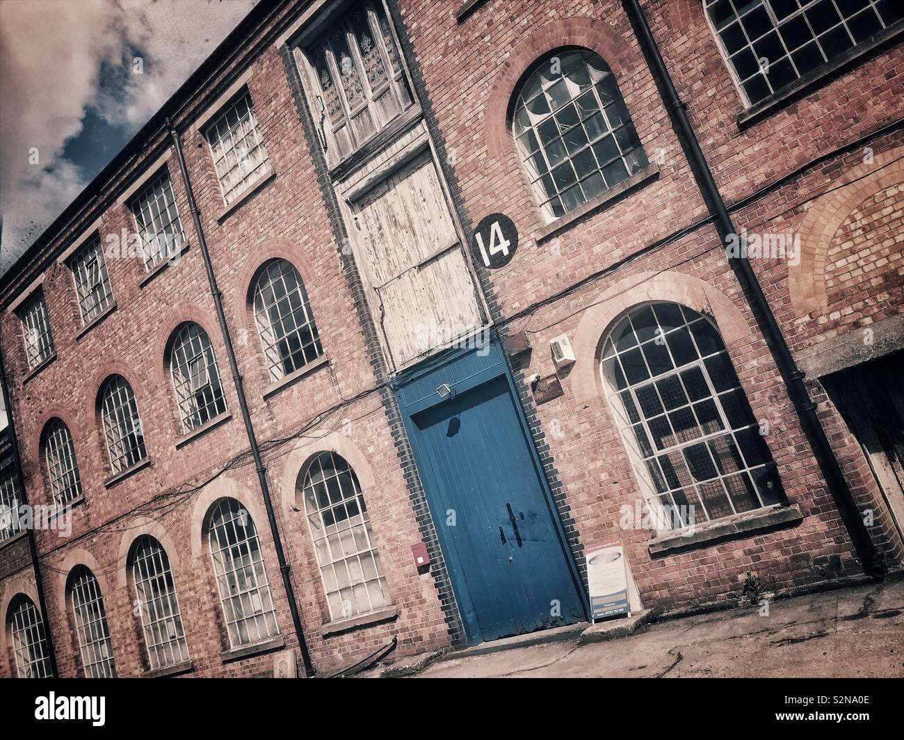 Facciata di un vecchio magazzino, Weedon Depot, REGNO UNITO Foto Stock