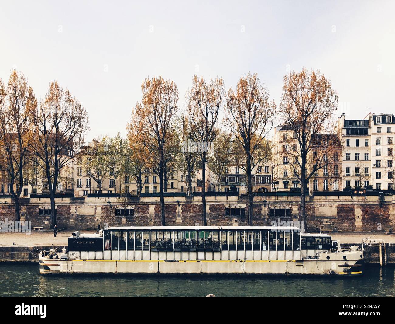 Barca flottante ristorante presso la banca del fiume Senna a Parigi Foto Stock