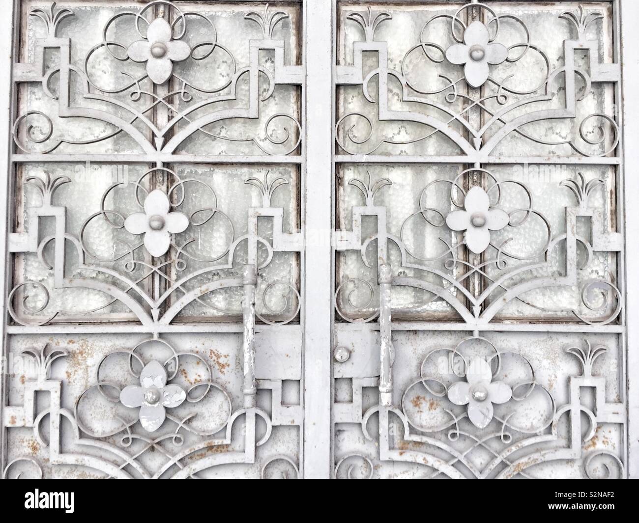 Porta di metallo con ornati floreali design - Immagine stock catturata con smartphone