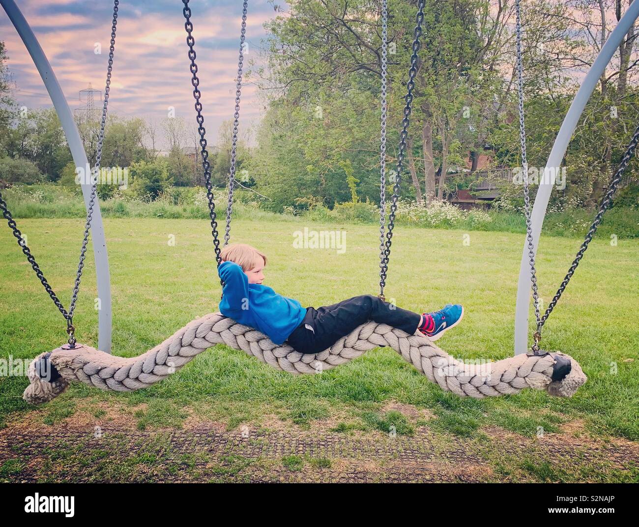 Ragazzo su una corda swing Foto Stock