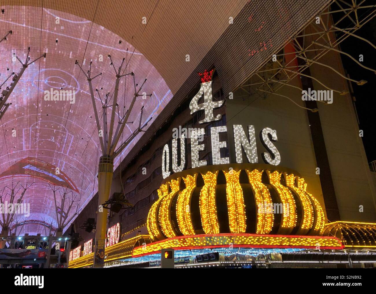 4 Queens casino segno illuminato a Las Vegas, Nevada - Immagine stock catturata con smartphone