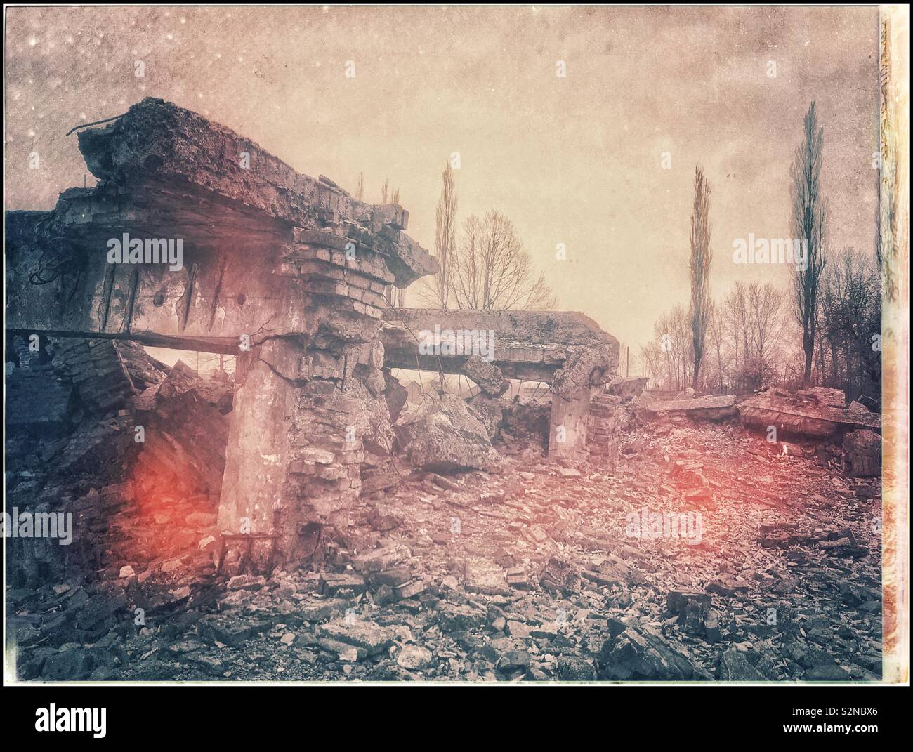Un appannato film effetto retrò pic di ciò che rimane del campo di concentramento nazista la camera a gas ad Auschwitz II-Birkenau in Polonia. Questa zona è stata parzialmente distrutta giorni prima della liberazione dalle forze russe - Immagine stock catturata con smartphone