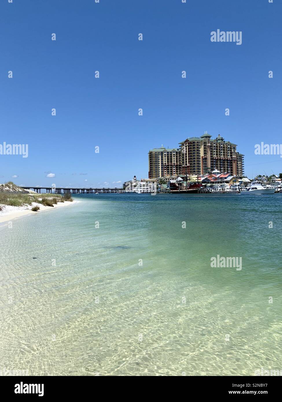 Seascape con edifici, porto, barche, acqua color smeraldo, cieli blu Foto Stock