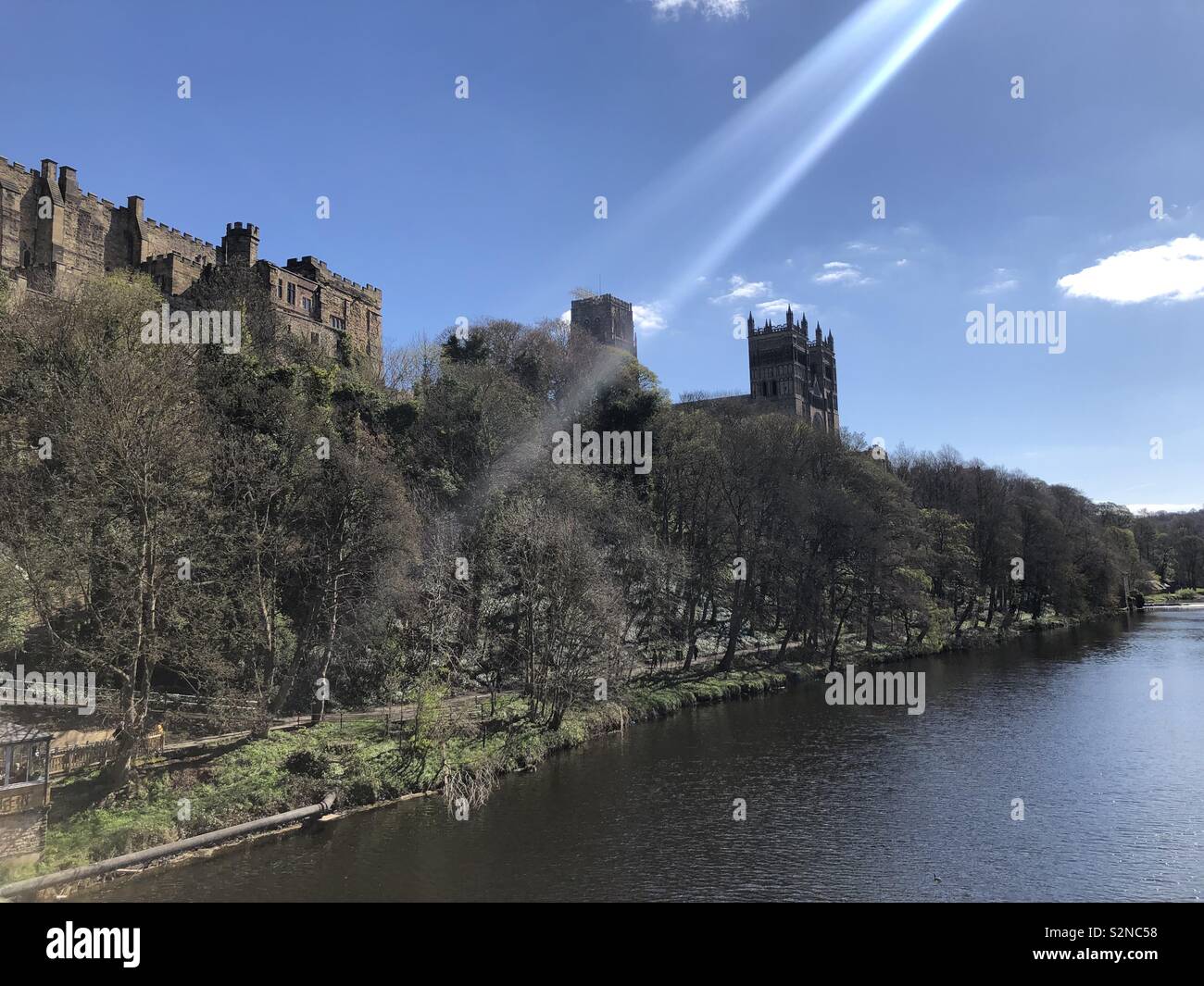 Durham Castle sulle rive del fiume usura, Durham, Inghilterra Foto Stock