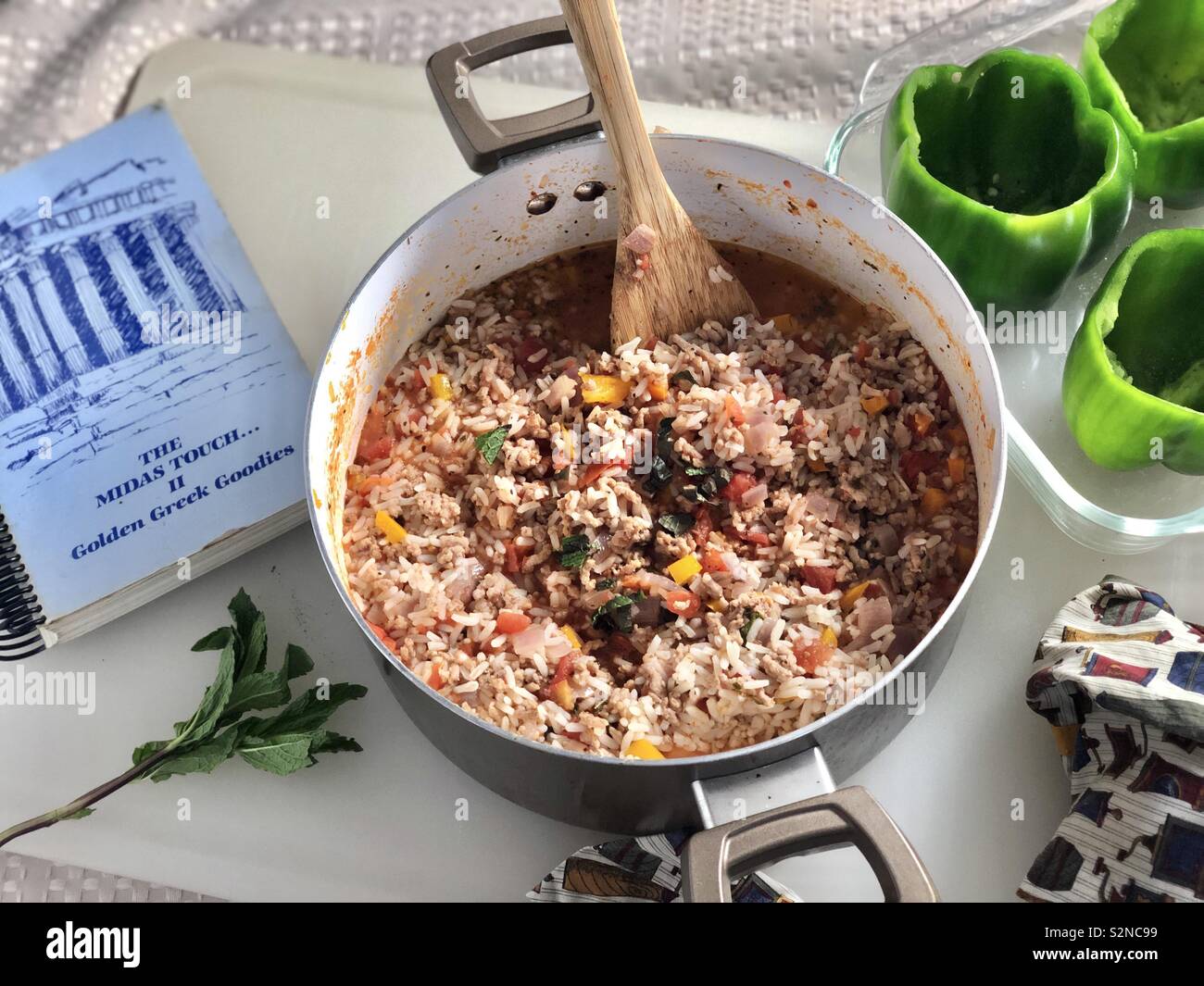 La cottura di comfort food, preparazione di cucina greca, peperoni ripieni con riso e pomodori cena vegana ricetta sana - Immagine stock catturata con smartphone