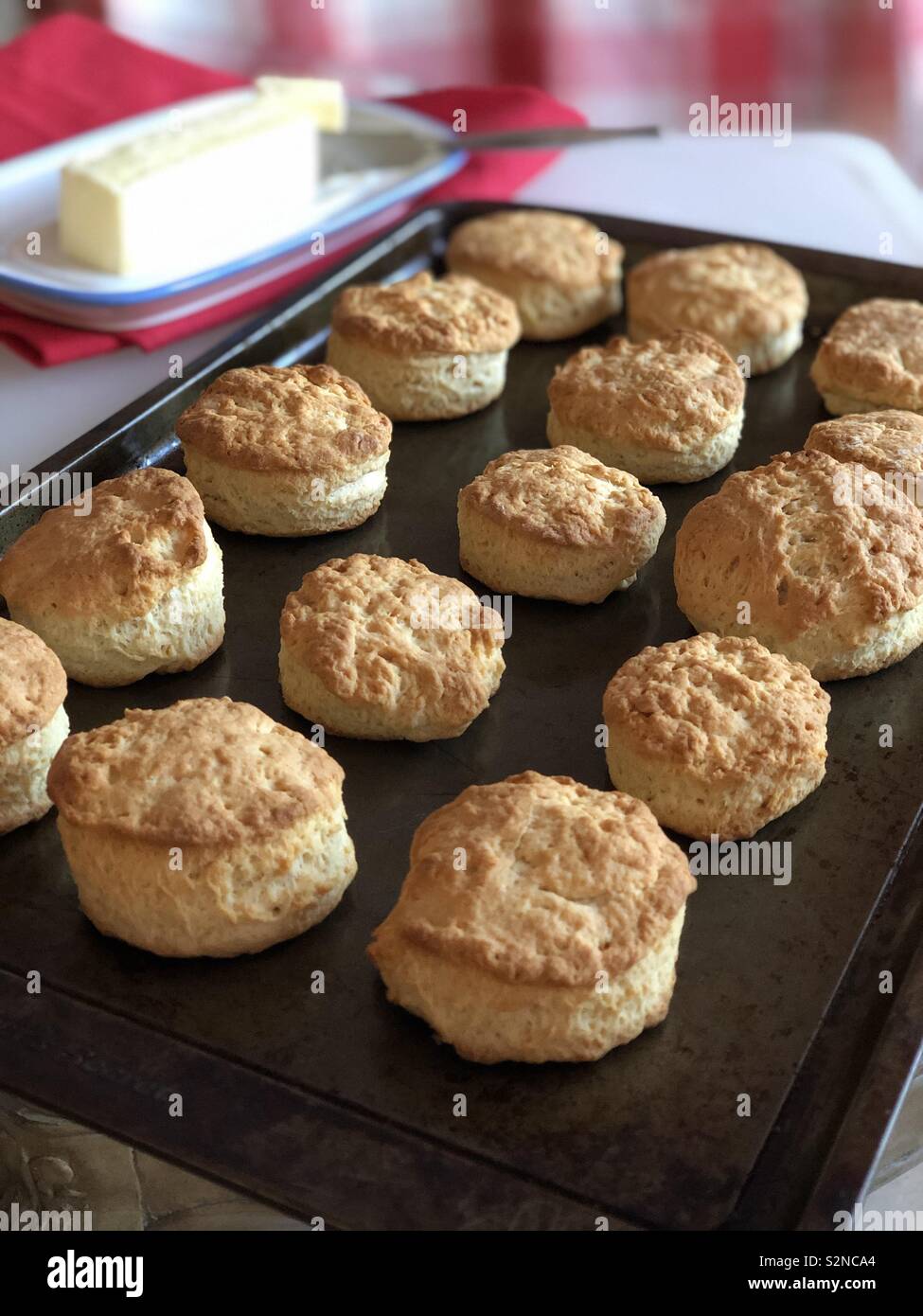 La cucina è casalinga, comfort food latticello ricetta biscotto fresco di forno - Immagine stock catturata con smartphone