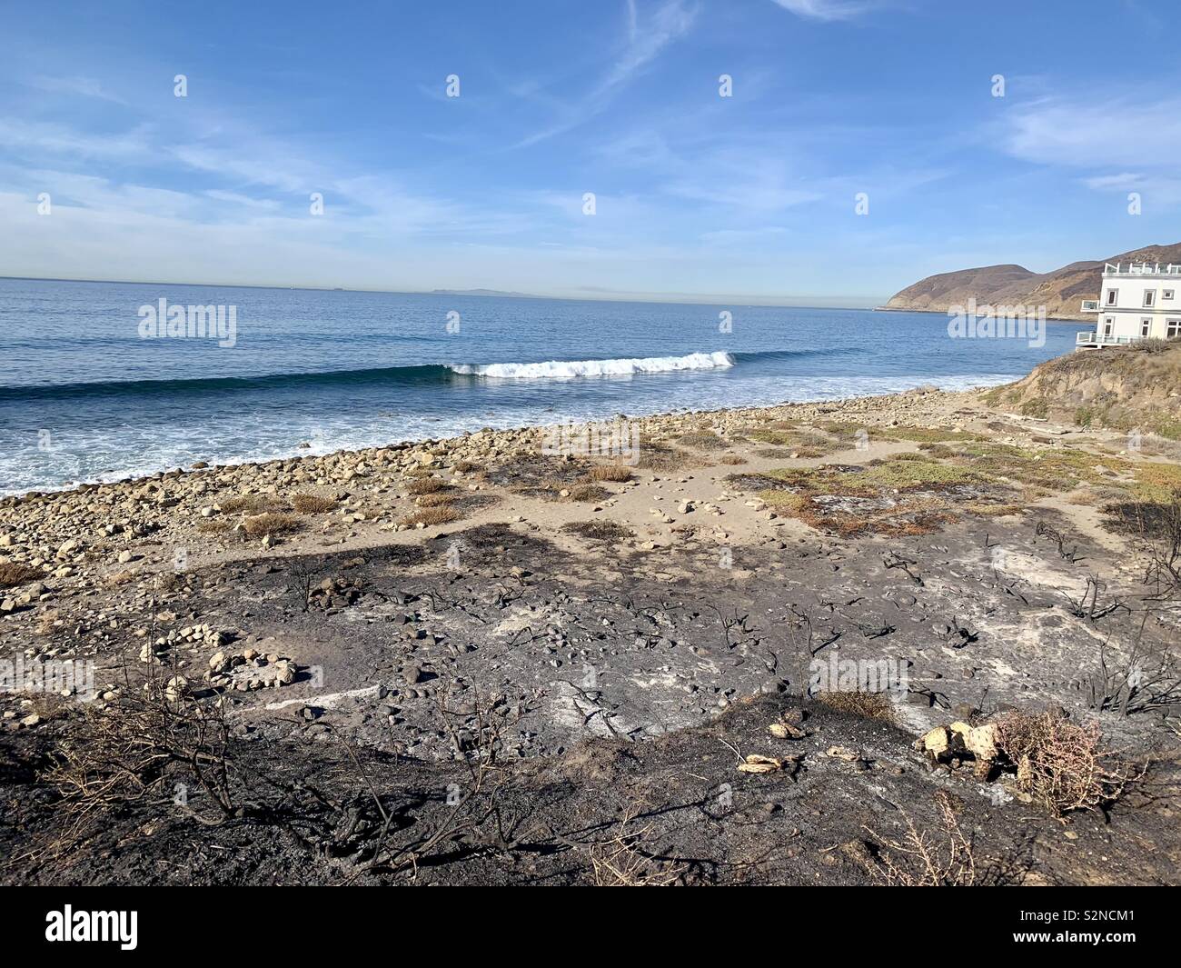 Oceano Pacifico da Pacific Coast Highway vicino a Oxnard, CA. Burn scar da Woolsey Fire. Foto Stock