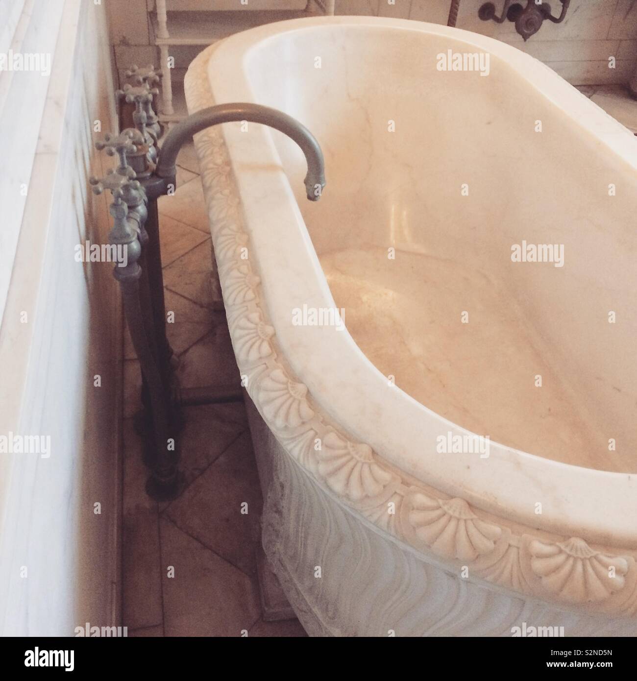 La stanza da bagno in marmo vasca, il Breakers mansion, Newport, Rhode Island, Stati Uniti - Immagine stock catturata con smartphone