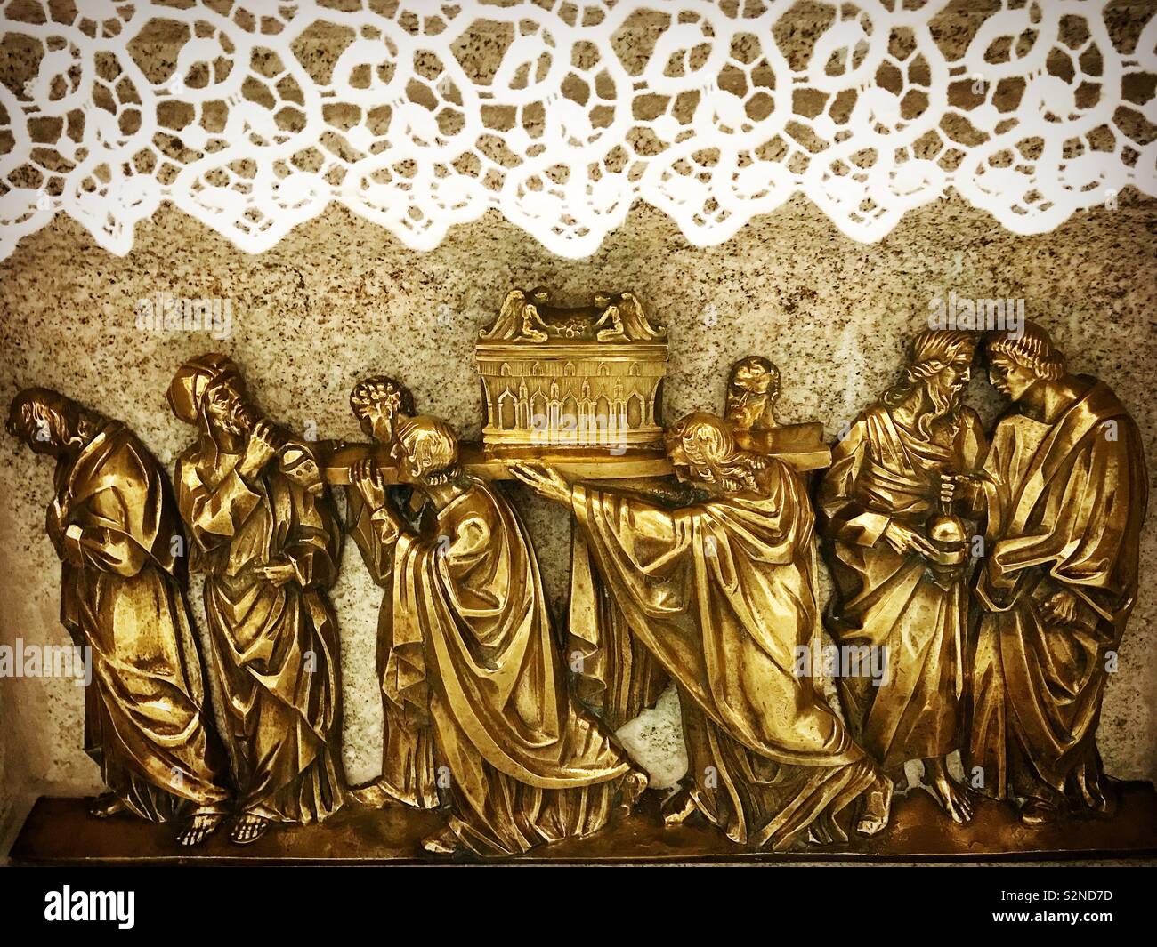 Una scultura dorata di persone che trasportano l'arco dell'Alleanza è visualizzato in una chiesa di Caceres, Estremadura, Spagna Foto Stock