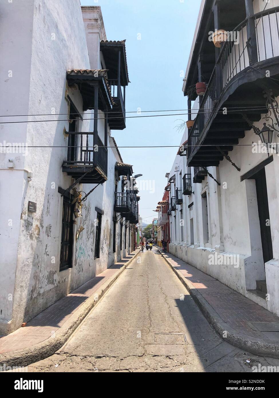 Una pittoresca strada tranquilla nel centro storico di Santa Marta, Colombia. Foto Stock