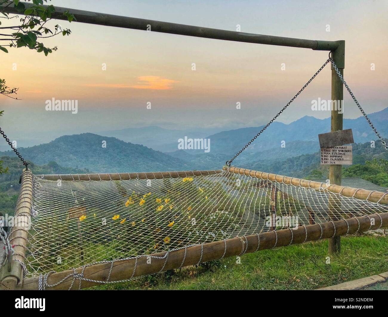 Una grande amaca fornisce la posizione perfetta per godere della splendida vista della Sierra Nevada di Santa Marta, Colombia. - Immagine stock catturata con smartphone