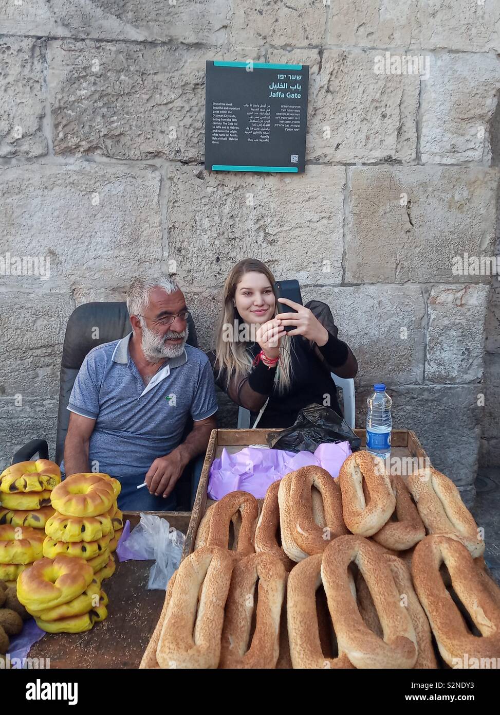 Un selfie con il bagel venditore a Jaffa gate nella città vecchia di Gerusalemme. Foto Stock