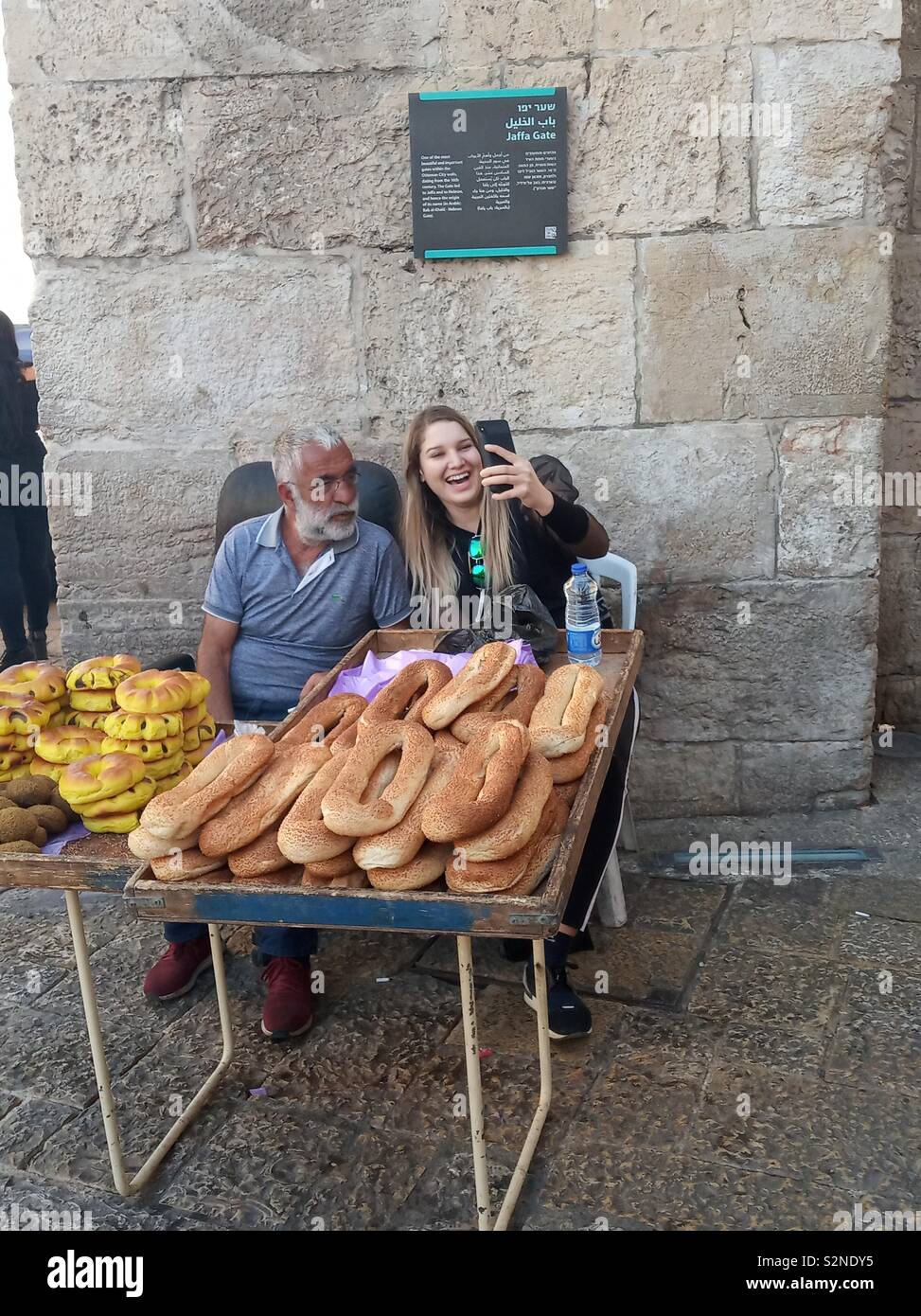 Un selfie con il bagel venditore a Jaffa gate nella città vecchia di Gerusalemme. Foto Stock
