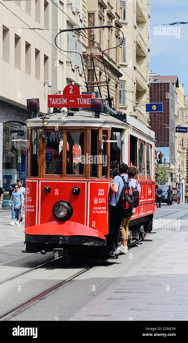 Persone abbarbicata su un tram in Istanbul Foto Stock