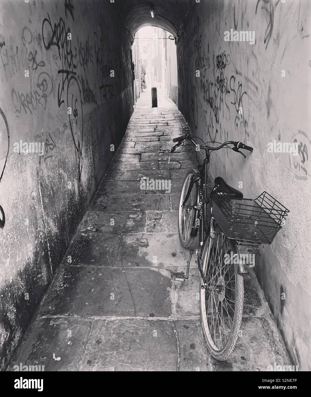 Passaggio stretto con una bici. Mantova, Italia. - Immagine stock catturata con smartphone