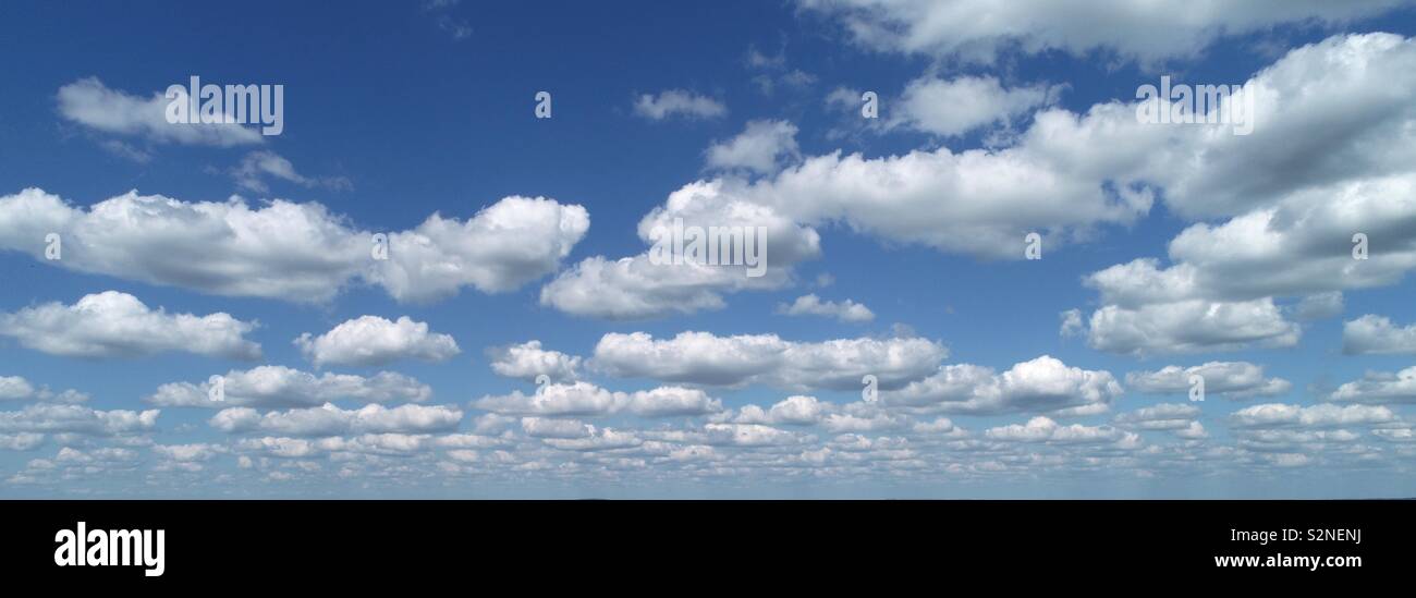 Prospettiva inusuale prese da fuco, vicino al piatto base cloud di tempo equo cumulus nuvole e cieli blu, formando il cloud strade vicino a Stockbridge. Foto Stock