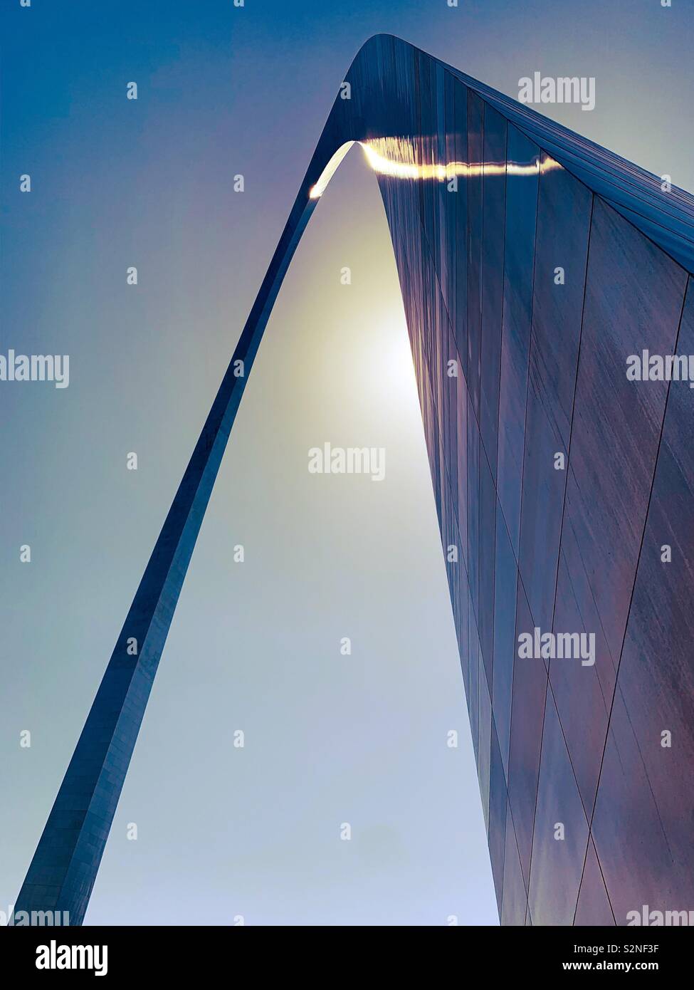 Guardando il Gateway Arch e sky a St Louis con sun peaking fuori da dietro. - Immagine stock catturata con smartphone