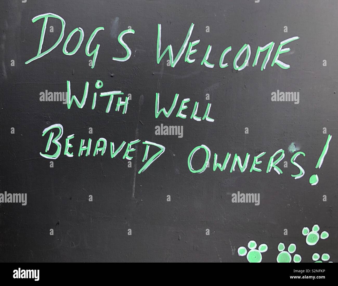 Sign in gesso su una lavagna- Cani ammessi con ben comportati proprietari Foto Stock