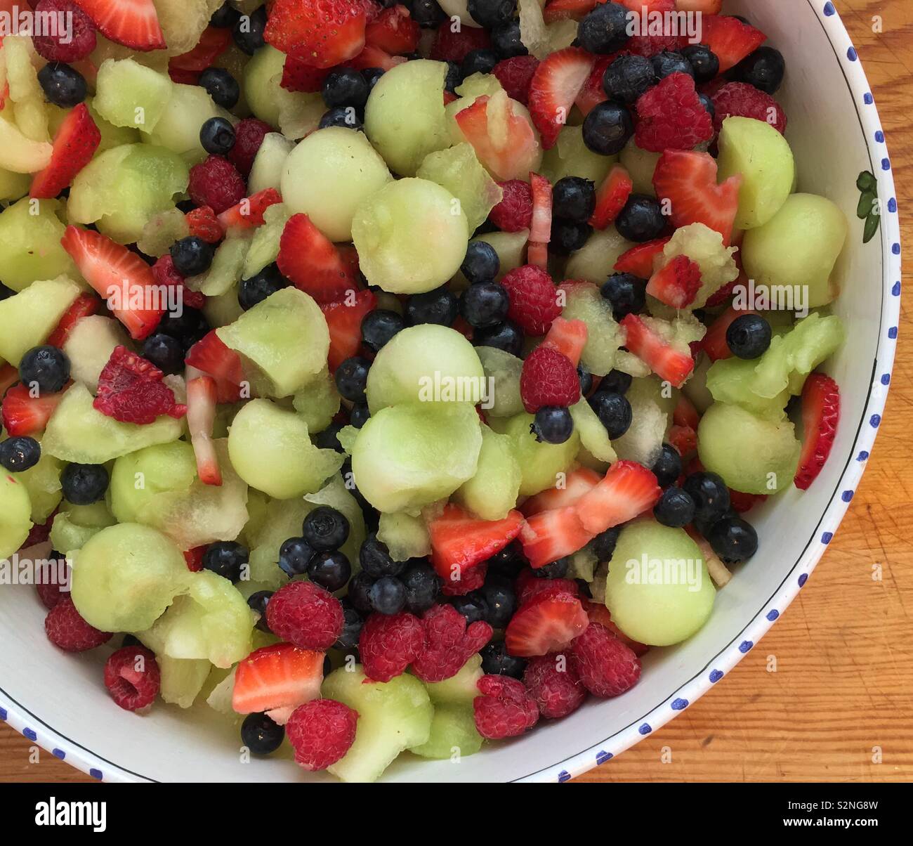 Insalata di frutta fresca per l'estate. Fragole, mirtilli, lamponi e melone un sano dessert. - Immagine stock catturata con smartphone