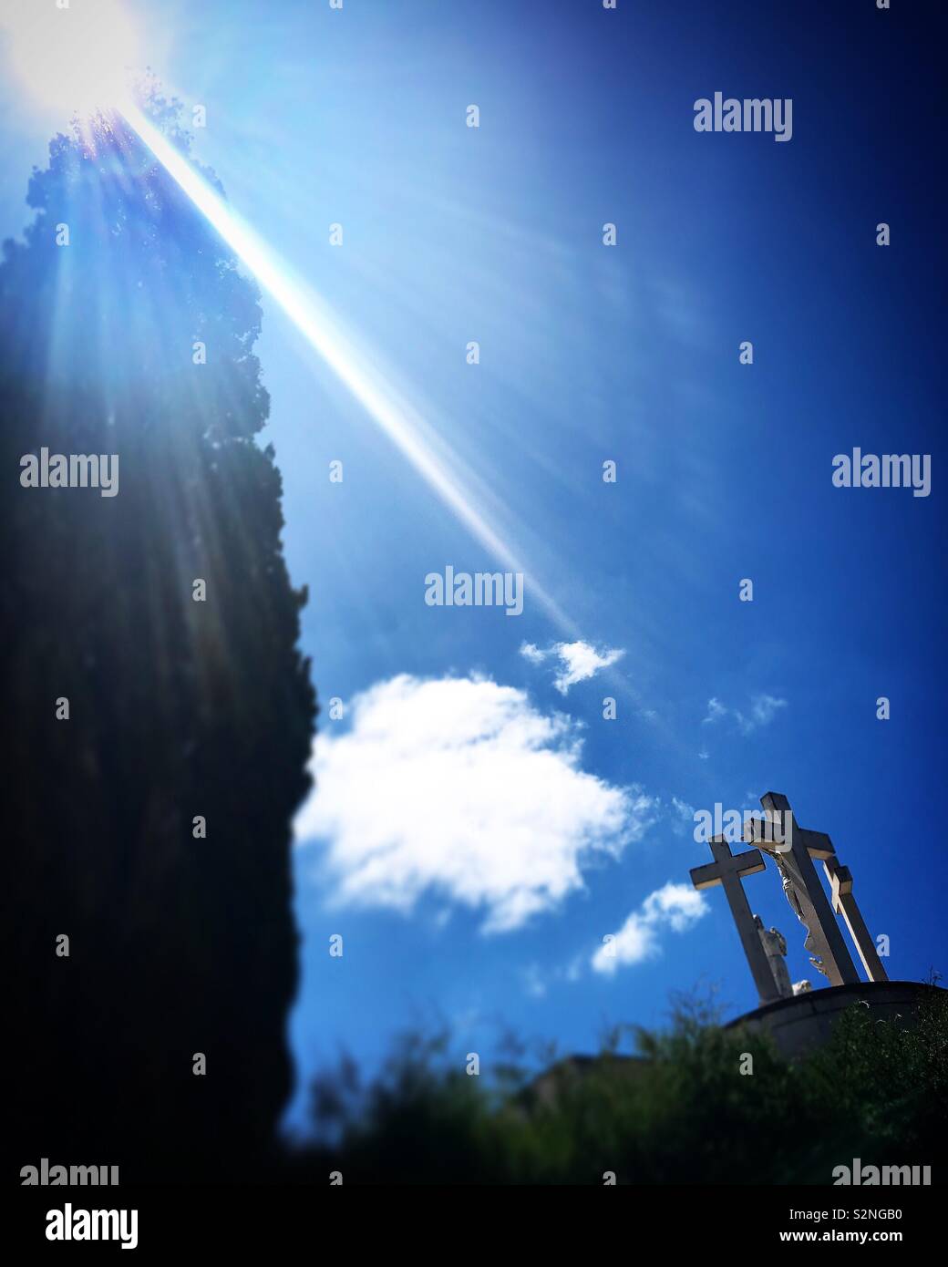 Un raggio di sole illumina il Calvario monumento nel santuario di Fatima, Portogallo Foto Stock