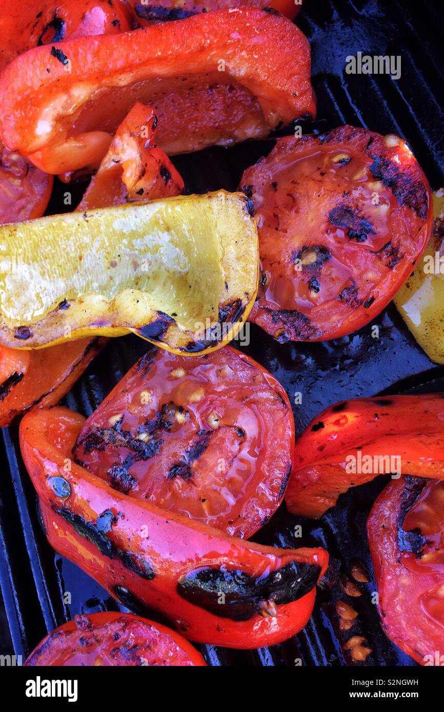 Arrosto di peperoni e pomodori in un barbeque piastra - Immagine stock catturata con smartphone