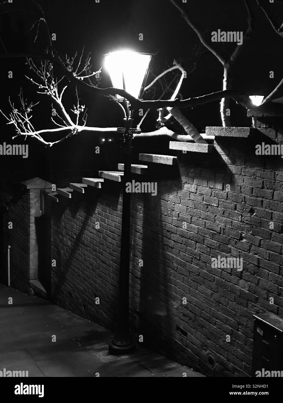 Foto in bianco e nero di notte di una vecchia strada lampione Foto stock -  Alamy