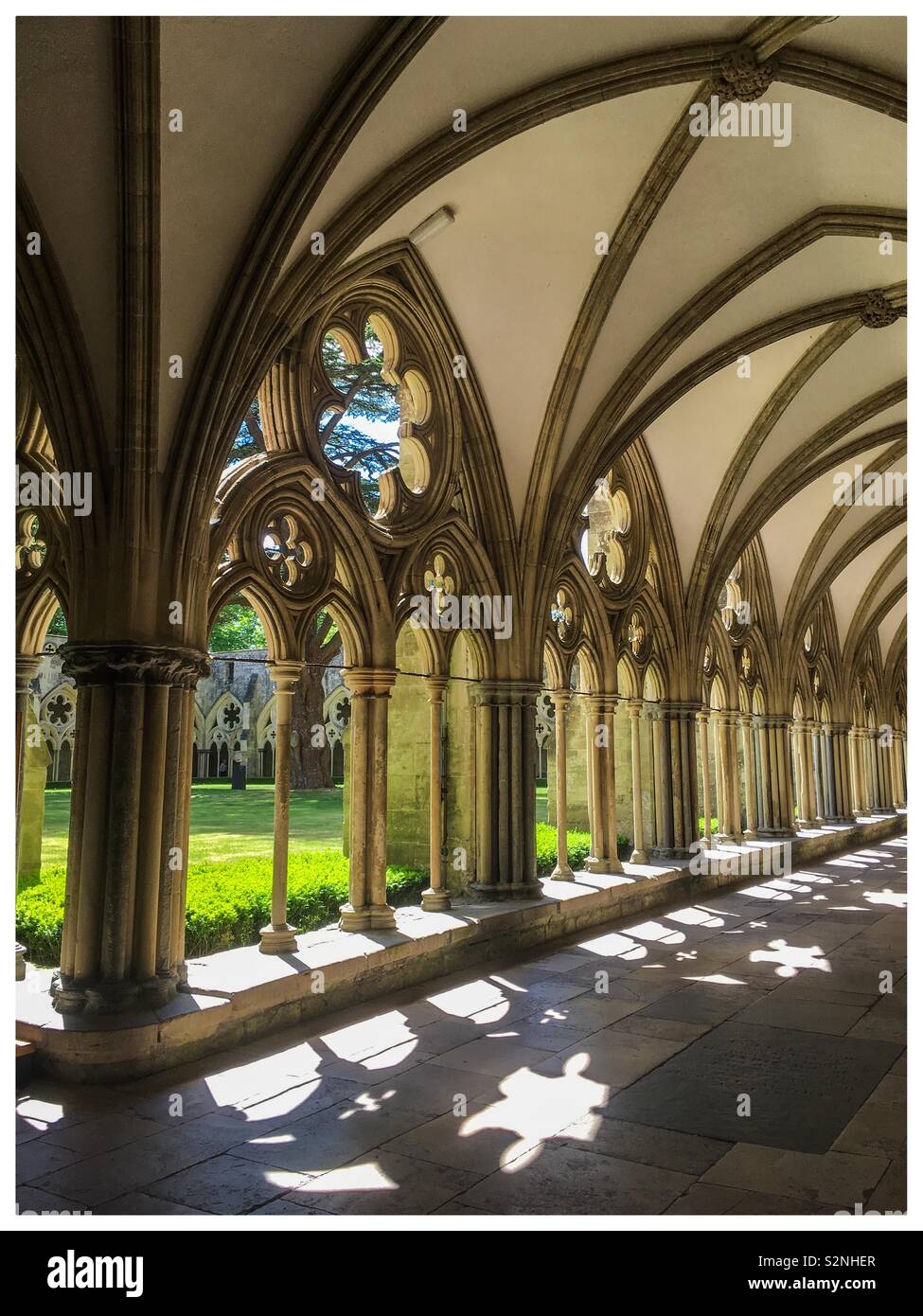 All'interno del cortile esterno della Cattedrale di Salisbury - Immagine stock catturata con smartphone