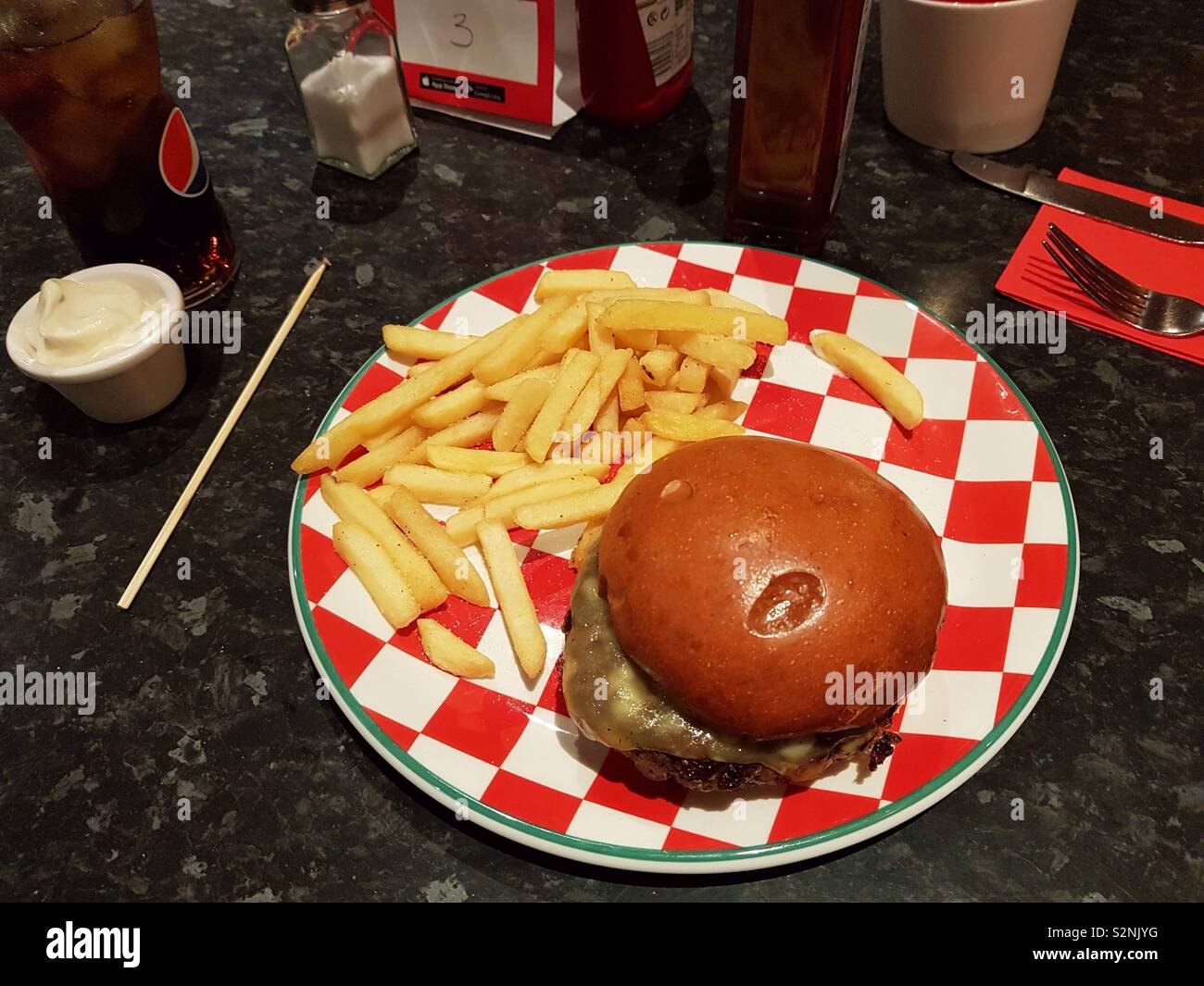 Un cheeseburger e patatine Foto Stock
