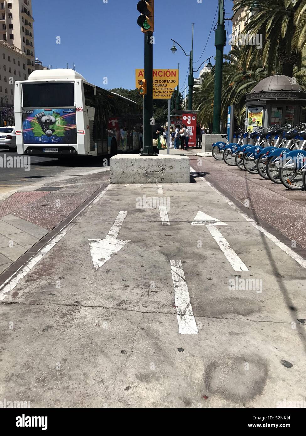 Una pista ciclabile a Malaga, Spagna indirizzare gli utenti verso un blocco di cemento armato. Foto Stock