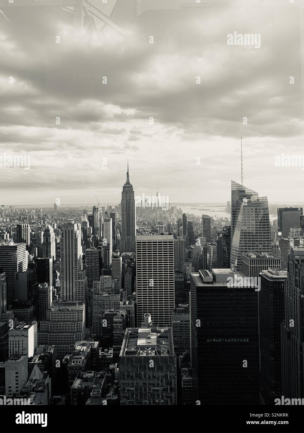 Skyline di New York dalla sommità della roccia Foto Stock