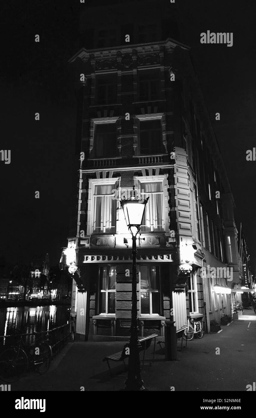 Foto in bianco e nero di edifici di Amsterdam di notte Foto Stock