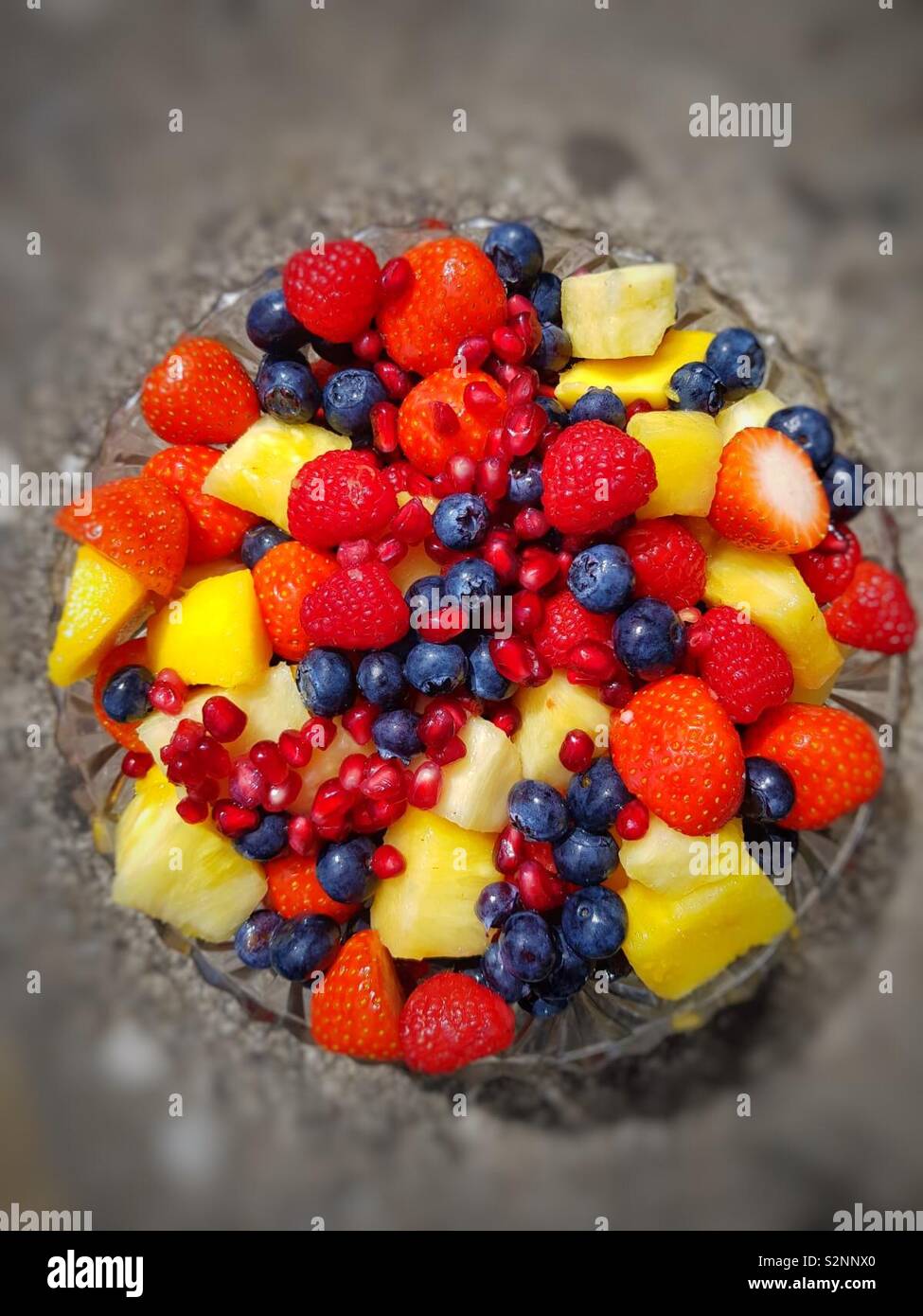 Una ciotola di taglio fresco frutta. Foto Stock