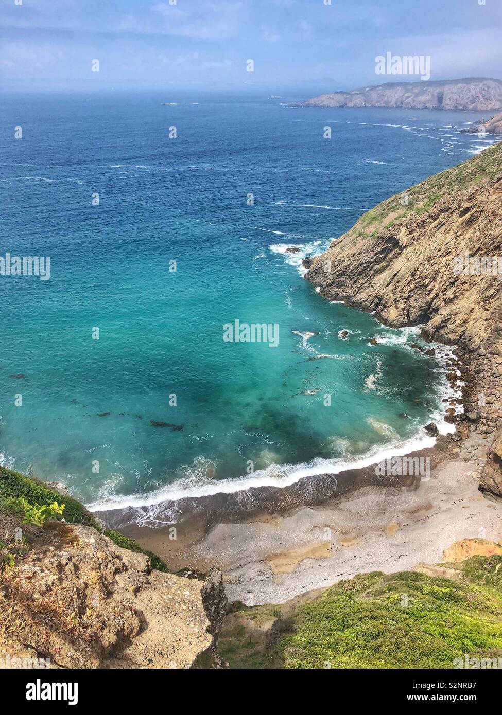 Scogliere a picco sul mare e il mare turchese in La Grande Greve bay in Guernsey, Isole del Canale (UK) Foto Stock