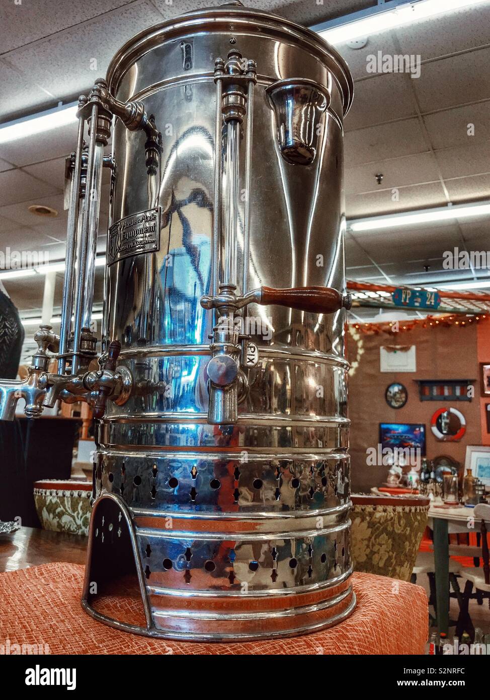 Vintage Master-Made industriali in acciaio inox urna di caffè - Immagine stock catturata con smartphone